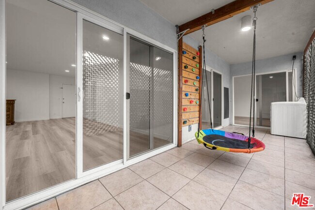 Building Photo - 423 Rexford Dr