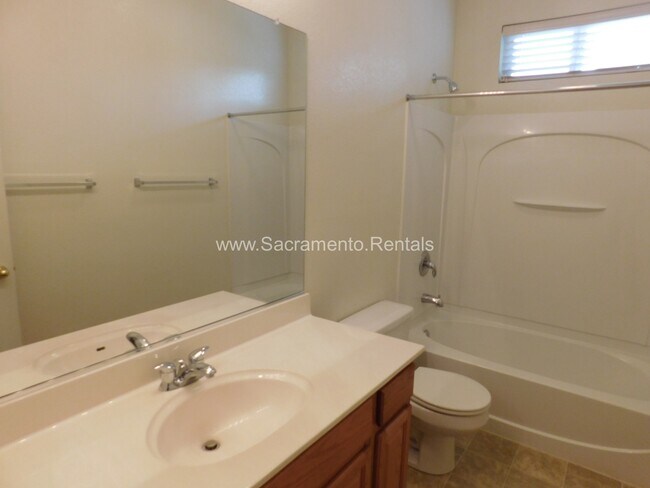 Building Photo - Spacious Elk Grove 3bd/2ba House with 2 Ca...