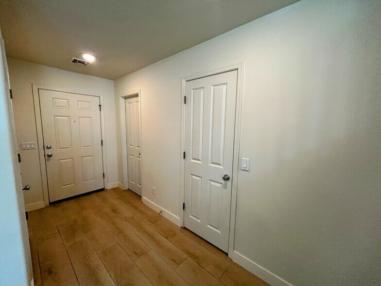 Building Photo - 2964 S Washington St