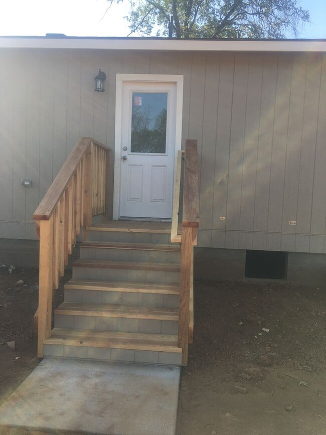 Building Photo - Paradise Location with end of road privacy...