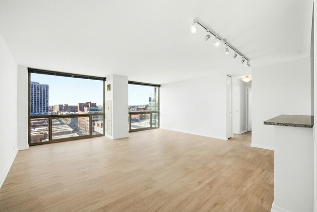 Building Photo - 4343 N Clarendon Ave