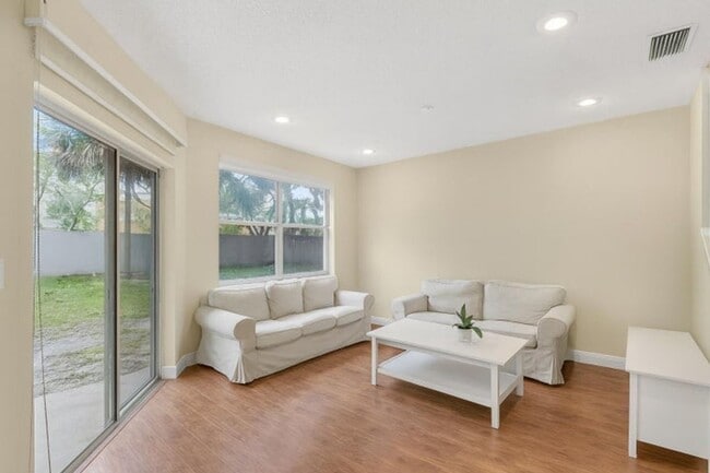 Building Photo - 20951 Via Alamanda