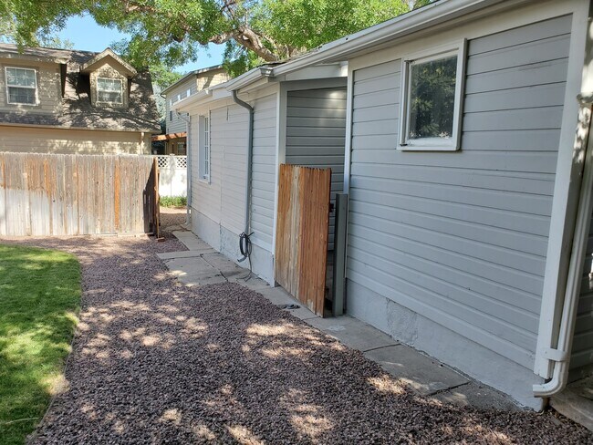 Building Photo - 607 Floral Ave