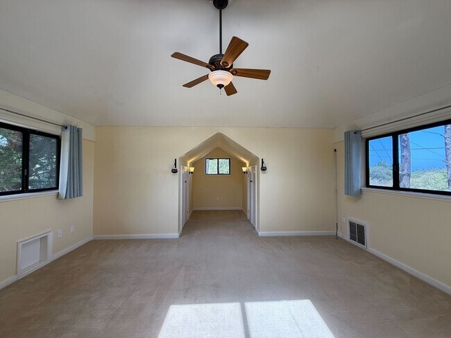 Building Photo - Fantastic Home in New Monterey Near DLI