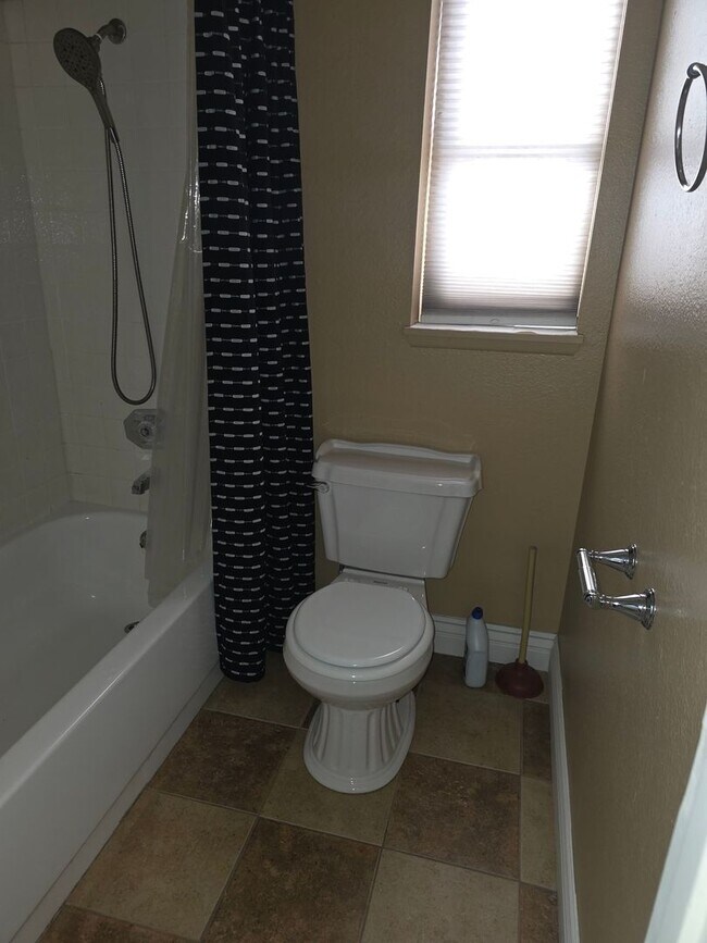 Building Photo - Beautiful 4 bed/ 3 bath POOL Home For Rent