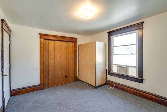 Building Photo - 485 Allyn St