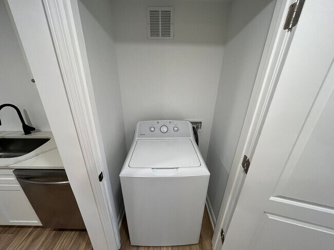 Building Photo - Modern 2BD, 2BA with 3rd Bonus Room Near Downtown Durham with Assigned Off-Street Parking and Bac...