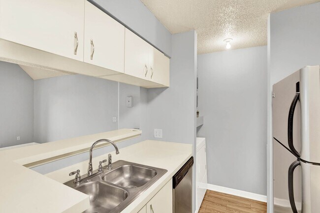 Building Photo - 1/1 Condo in Gated Lakefront Community of Altamonte Springs!