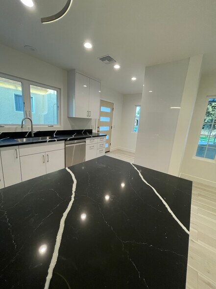 Kitchen - 1049 Davis Ave