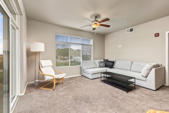 Building Photo - Clean and Modern Ground-Floor Condo with C...
