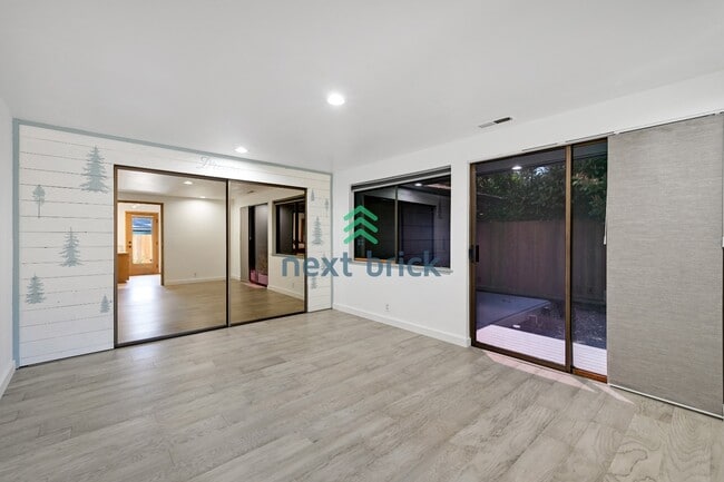 Building Photo - Charming 3-Bed, 2-Bath Remodeled Home in Prime Edmonds Location!