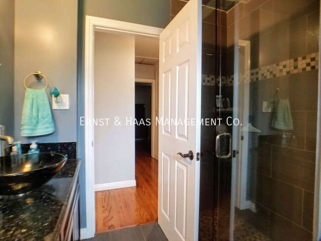 Building Photo - Beautifully Remodeled 2 Bedroom Lakewood H...