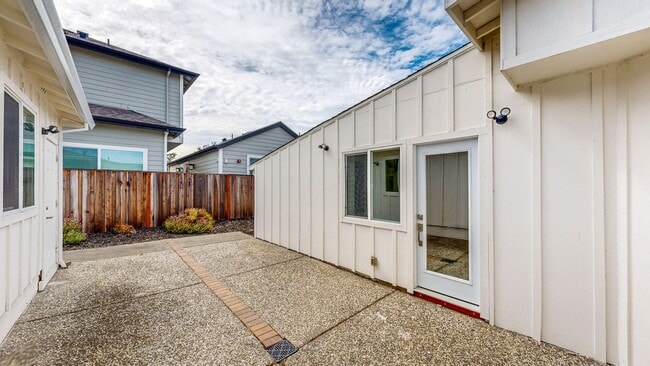 Building Photo - 2113 Dennis Ln
