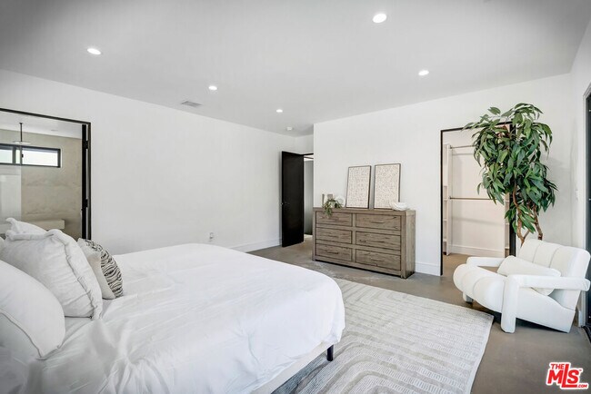 Building Photo - 6236 Sale Ave