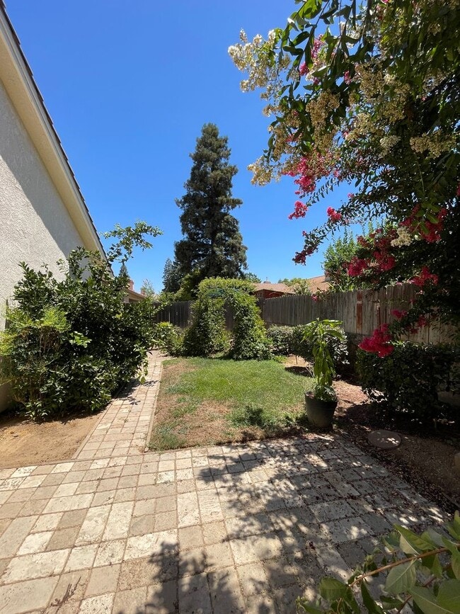 Building Photo - NEWLY LISTED & READY TO DAZZLE!