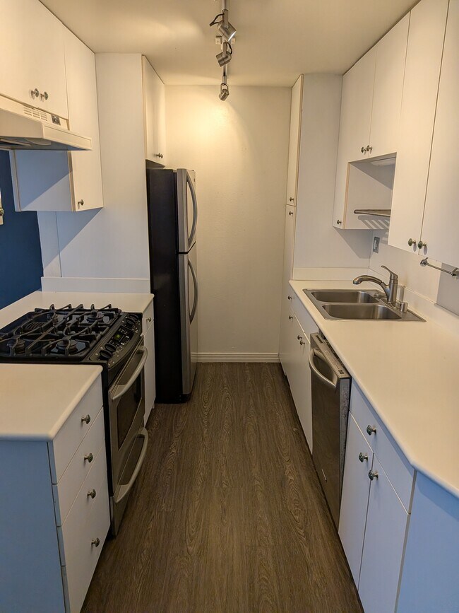 Kitchen - 1600 Ardmore Ave