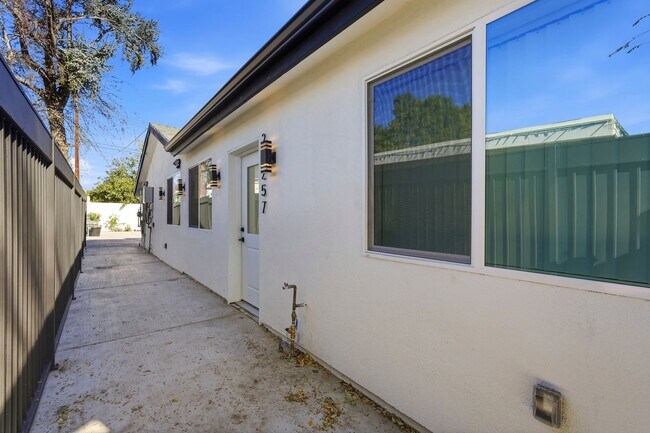 Building Photo - Luxury Newly Built 2 Bed, 2 Bath Home with Private Yard, Walk-In Closets & High-End Bespoke Kitchen