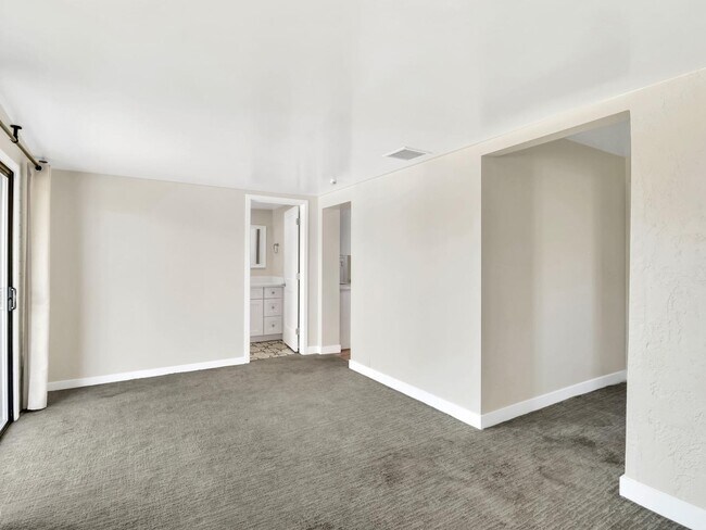 Building Photo - 544 W 17th Pl