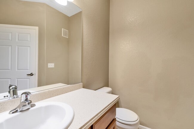 Building Photo - Updated, 3 Bed Condo in Aurora!!!!