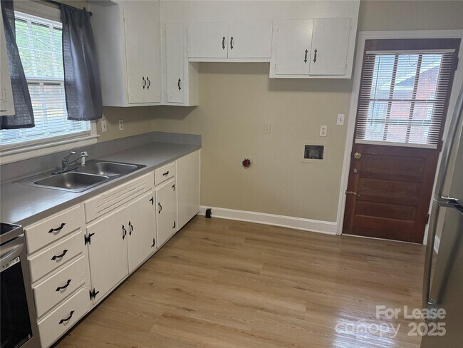 Building Photo - 3728 Dresden Dr E