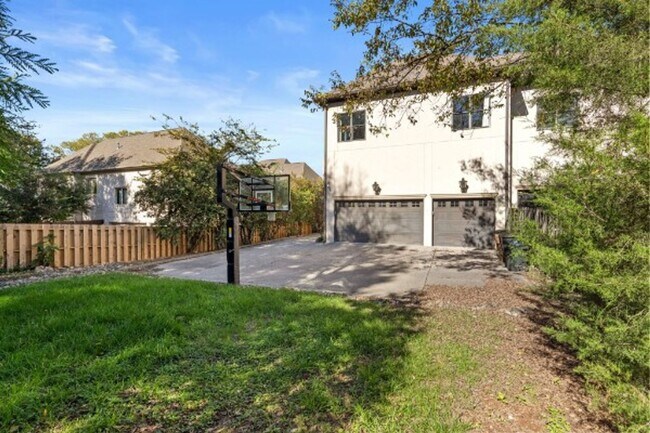 Building Photo - Impeccable Green Hills Home