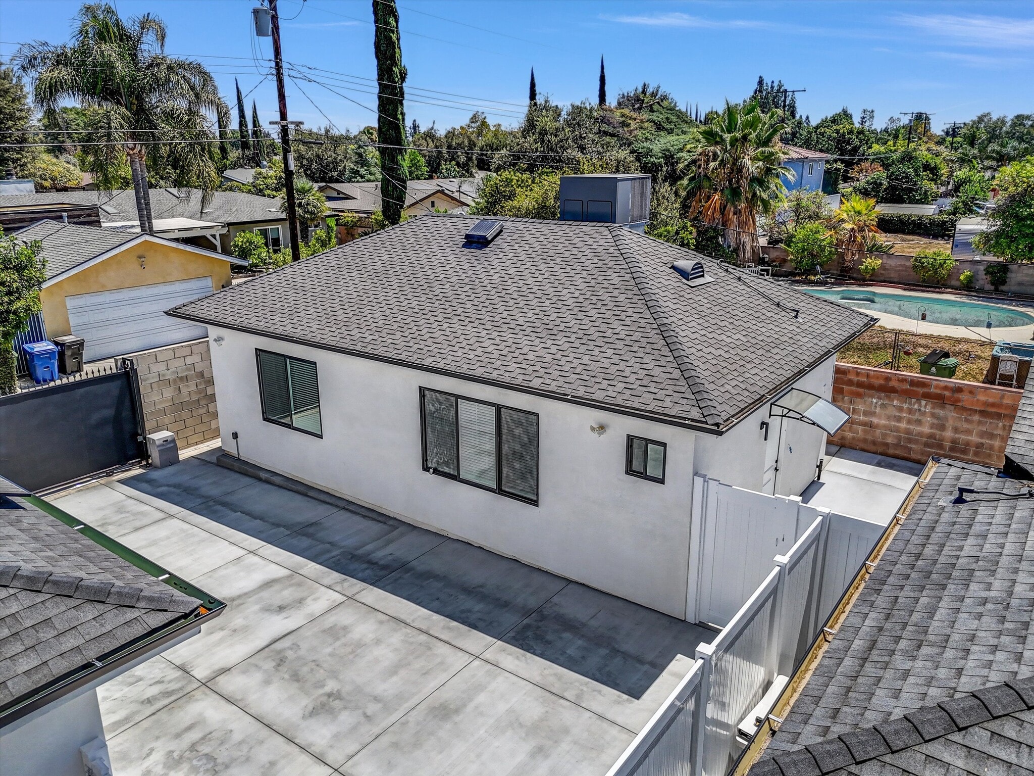 Building Photo - 9998 Louise Ave