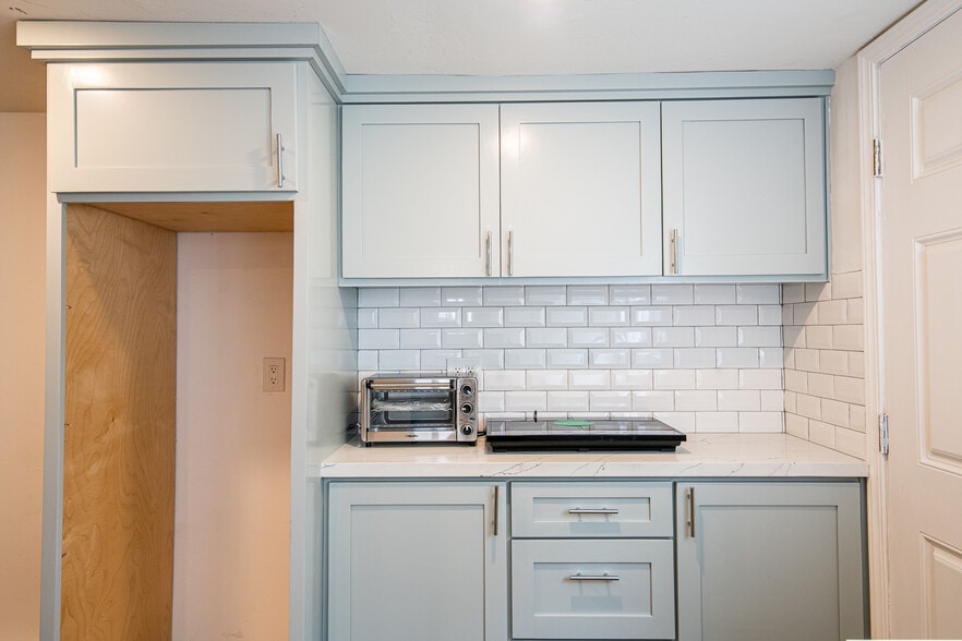 Building Photo - 4770 Bancroft St Studio B