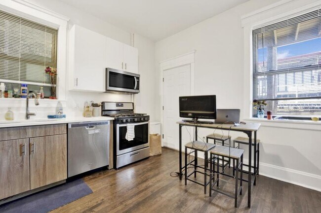 Building Photo - 2 bedroom in Chicago IL 60613