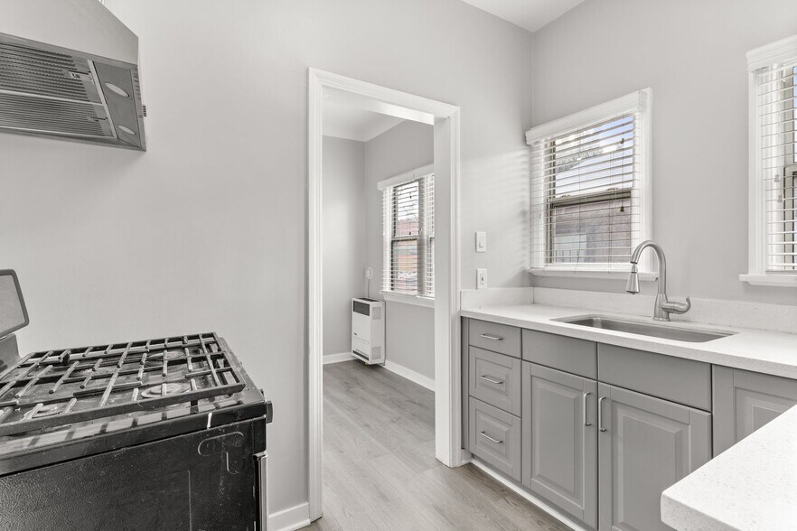 Building Photo - 1115 E Broadway