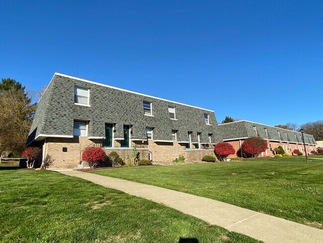 Building Photo - Exceptional 1 Bedroom Apartment in Perfect Zeilenople Location! Call Today to Schedule a Tour!