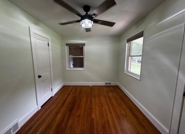 Building Photo - 4011 Rolling Hill Dr