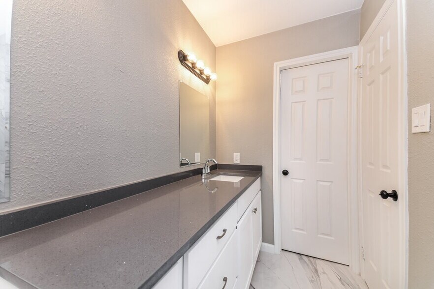 Building Photo - 4044 Windhaven Ln