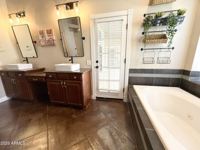 Building Photo - 902 W Sherri Dr