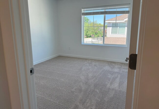 Building Photo - Brand New, Move-In Ready Townhome in Eagle!