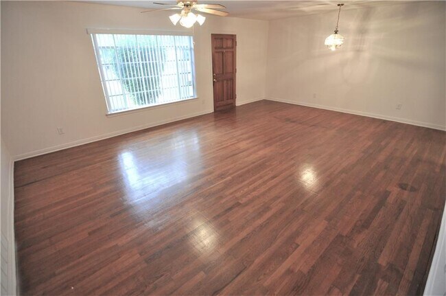 Building Photo - 2606 Cavileer Ave