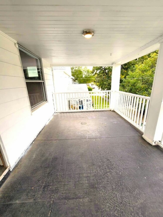 Building Photo - 1303 Lakeland Ave