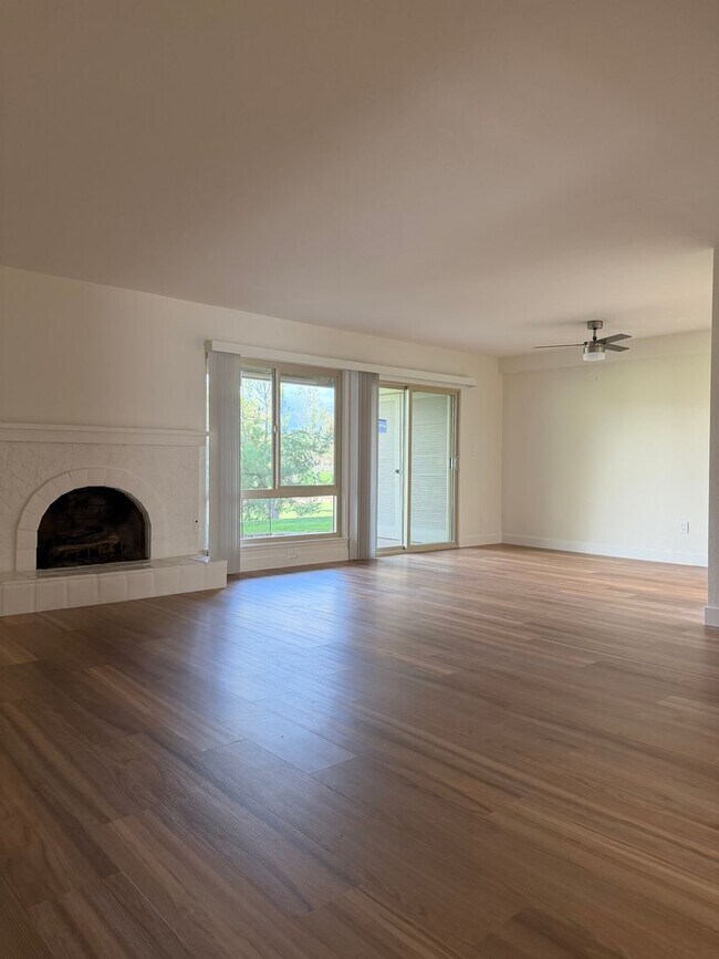 Building Photo - Golf Course View Bottom Level Condo in Campana Villas