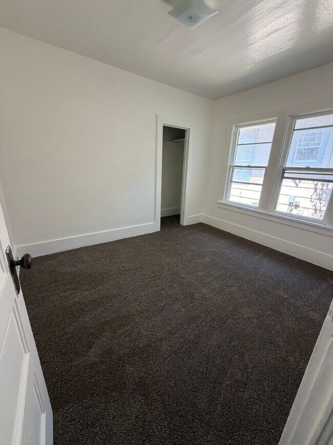 Building Photo - Newly Renovated 2 Bedroom, 1 Bathroom Home