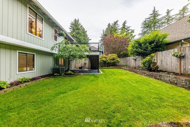 Building Photo - Oversized 4 Bedroom 3 Bathroom Home- Picni...