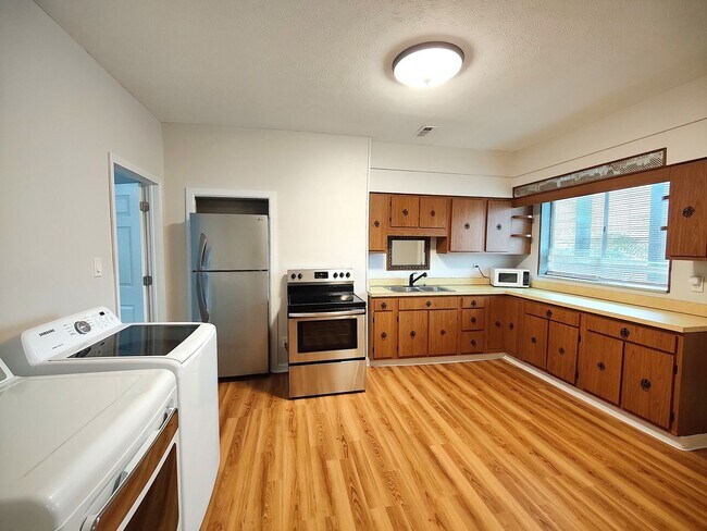 Building Photo - *Recently Updated 2BD/1BA Apartment availa...