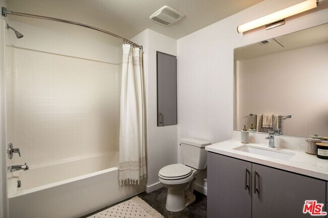 Building Photo - 1120 W 6th St