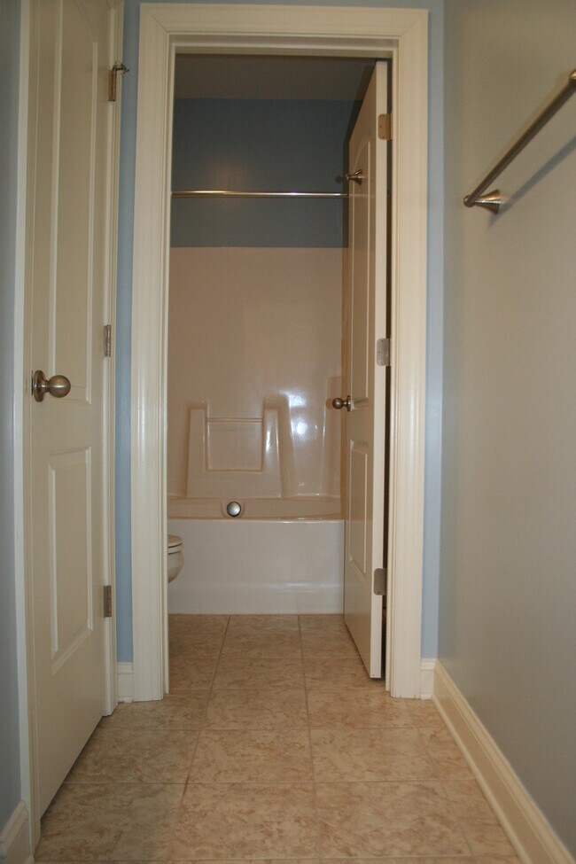 Building Photo - Rad in Raintree!