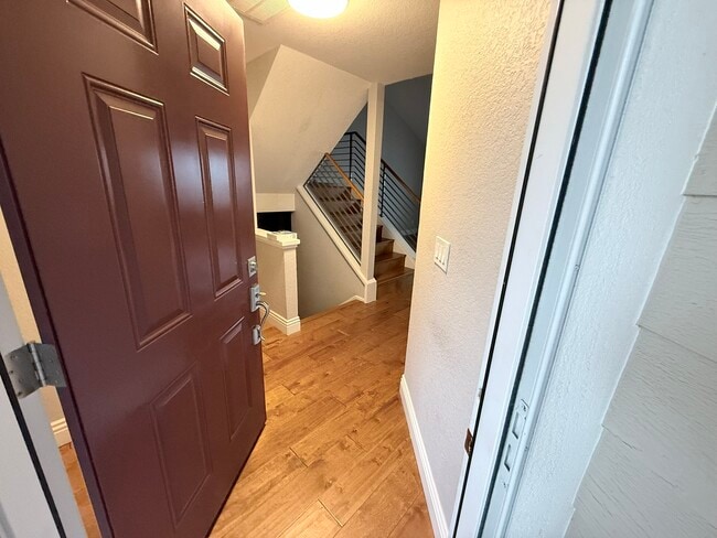 Building Photo - 533 Bustos Pl