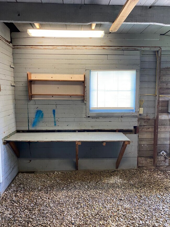 Building Photo - 2 Bed House with Garage