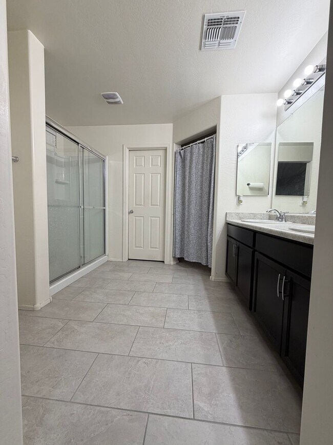 Building Photo - 3 bedroom 3 bath Home