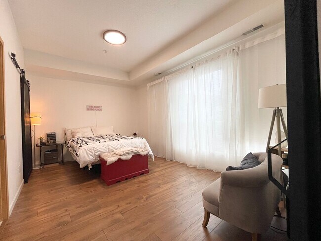 Building Photo - Luxury Condo Living in the Heart of Excelsior & Grand - Underground parking -Available NOW!