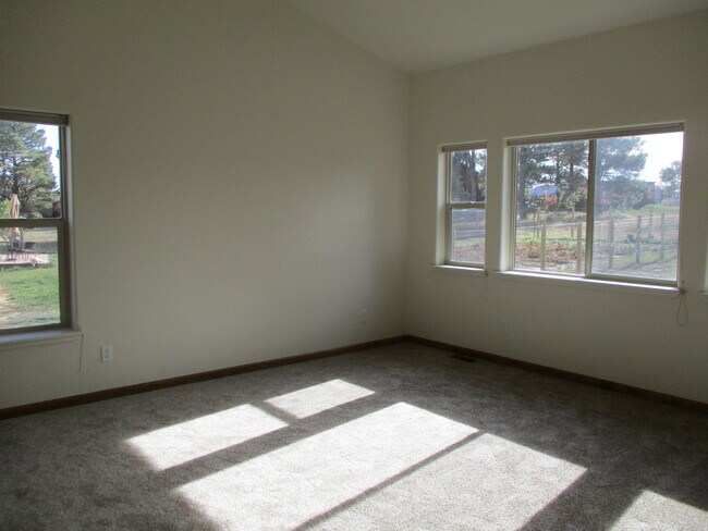 Building Photo - Unfurnished 3 Bed, 2 Bath Home for Rent in Lake Forest