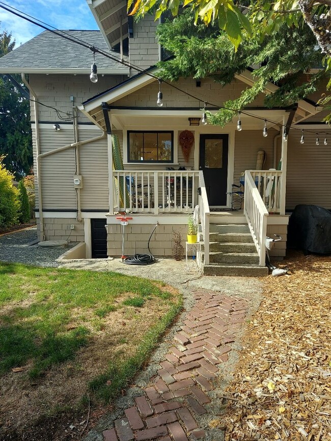 Building Photo - Cozy 2 BR, 1 BA Garden Apartment w/ shared...