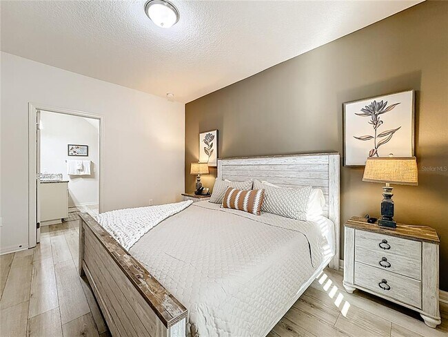 Building Photo - 8986 Shine Dr