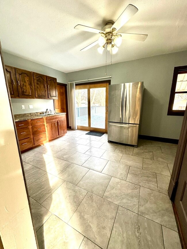 Building Photo - 408 S Gardiner Ave